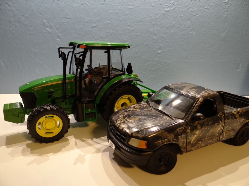 Illustration for article titled Tractor Thursday 1:16 ERTL John Deere 5095M w/ Mower